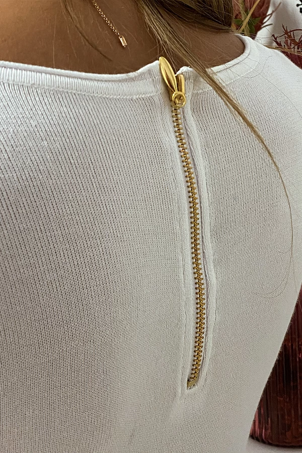 Pull blanc col V en maille tricot très extensible et très doux avec Zip doré au dos - 5
