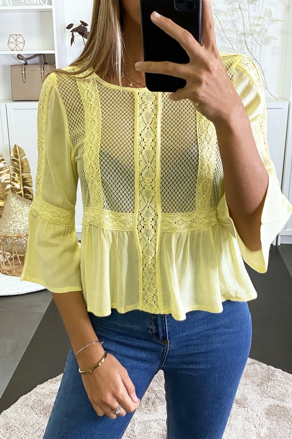 Blouse jaune à dentelle sur le devant et volants. - 1