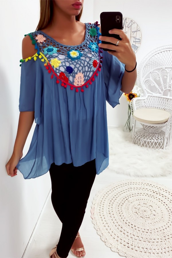 Jolie blouse bleu avec magnifique broderie coloré à l'avant, épaules dénudé - 1