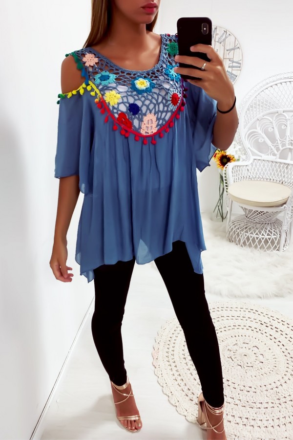 Jolie blouse bleu avec magnifique broderie coloré à l'avant, épaules dénudé - 2