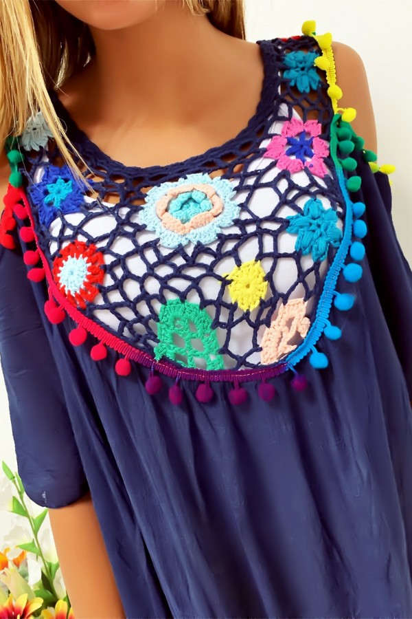 Jolie blouse marine avec magnifique broderie coloré à l'avant, épaules dénudé - 4