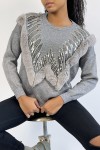 Pull gris à col rond et motif en fausse fourrure et strass - 2