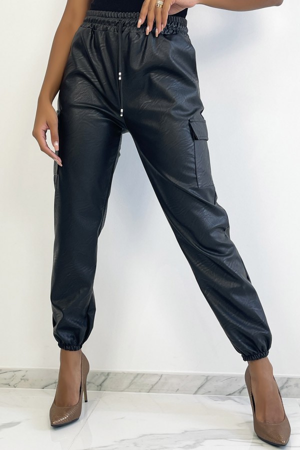 Pantalon cargo noir en simili avec poches - 1