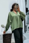 Blouse satiné kaki coupe over size avec plis à l'avant  - 1