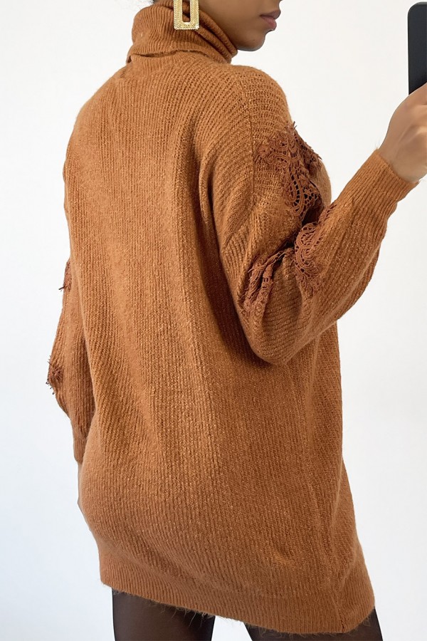 Pull col roulé long couleur camel à détails broderie ajourée - 6