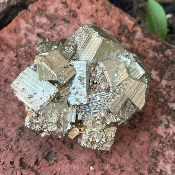 Specimen de pyrite brut pour guérison énergétique, grappe cube naturelle