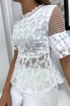 Blouse blanche avec joli motifs dentelle et volant - 5