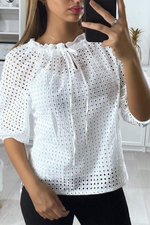 Blouse blanche manches bouffante col bateau en matière à trous - 2