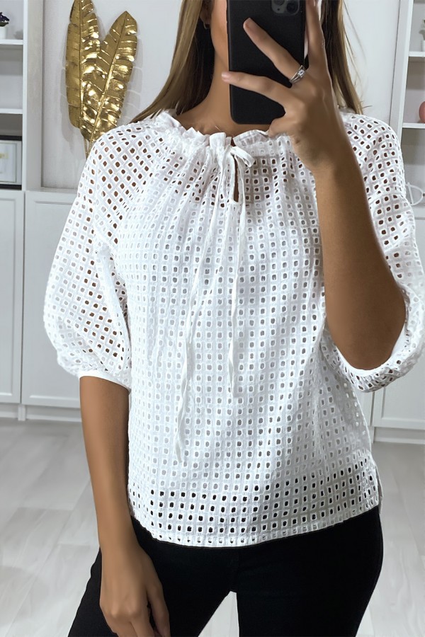 Blouse blanche manches bouffante col bateau en matière à trous - 3