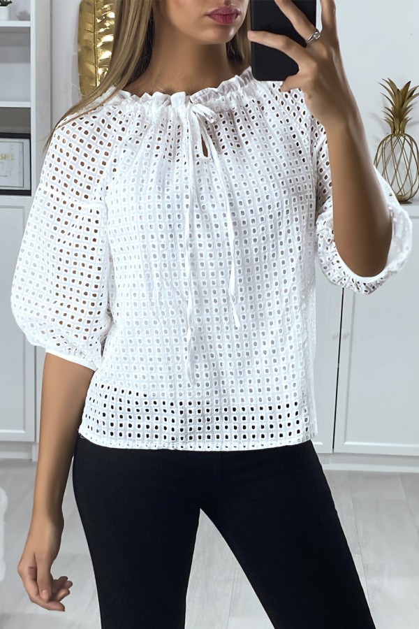 Blouse blanche manches bouffante col bateau en matière à trous - 5