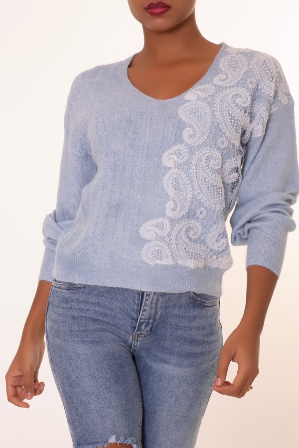 Pull col V bleu pastel à motif dentelle blanche - 4