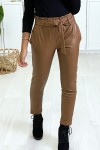 Pantalon Camel coupe carotte avec taille froncée et ceinture. - 1