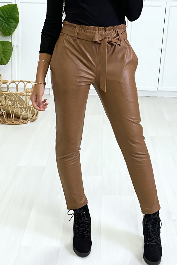 Pantalon Camel coupe carotte avec taille froncée et ceinture. - 2