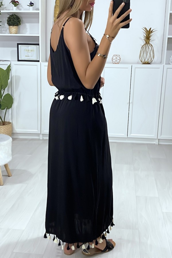 Longue robe noire avec broderie blanche et pompon - 4