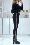 Pantalon slim noir à taille haute et bandes et perles sur les côtés - 1