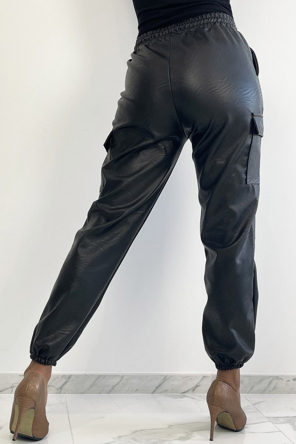 Pantalon cargo noir en simili avec poches - 4