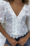 Blouse blanche ajourée en  col V - 7