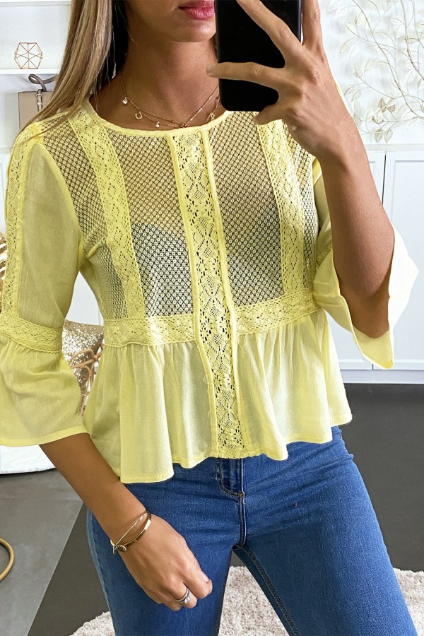 Blouse jaune à dentelle sur le devant et volants. - 2