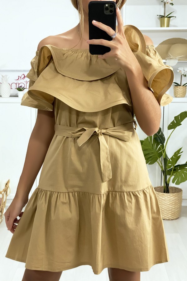 Robe à volant col bateau en camel avec ceinture - 4