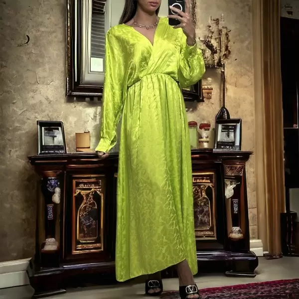 Vestido largo cruzado verde brillante con estampado.