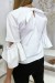 Weiße Bluse mit Volantärmeln und hübscher kleiner Schleife | 4,55 $ | OKKO MODE