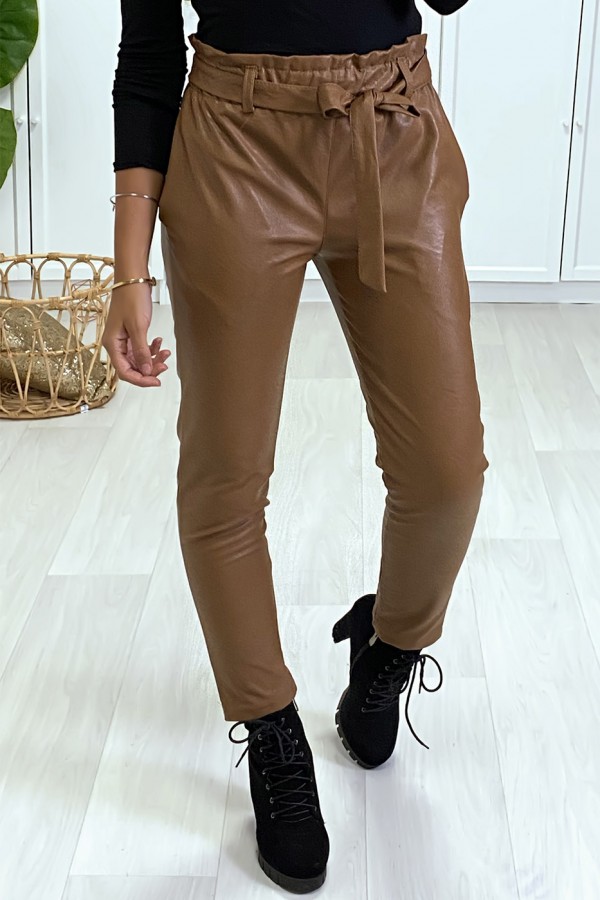 Pantalon Camel coupe carotte avec taille froncée et ceinture. - 3