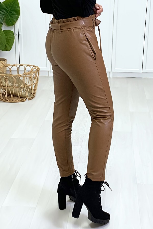 Pantalon Camel coupe carotte avec taille froncée et ceinture. - 4