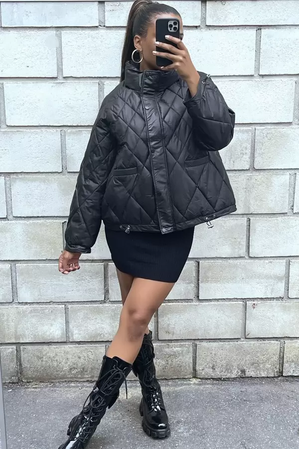 Manteau matelassé noir très chic et ajustable

