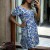 Robe à motif bleu froncé à la taille | 12,97 $ | OKKO MODE