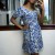Robe à motif bleu froncé à la taille | 12,97 $ | OKKO MODE