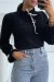 Sweater negro con cuello alto y lazo - Suave y elegante | 10,92 $ | OKKO MODE