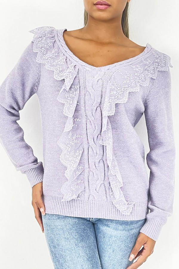 Pull court lilas avec col V en tresse et dentelles qui se déploient tout au centre du haut. - 1