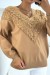 Suéter camel mujer cuello en V con detalle de encaje | 10,92 $ | OKKO MODE