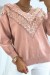 Rosa Damenpullover mit V-Ausschnitt und zartem Spitzenmuster - Eleganter Pullover für Frauen | 10,92 $ | OKKO MODE
