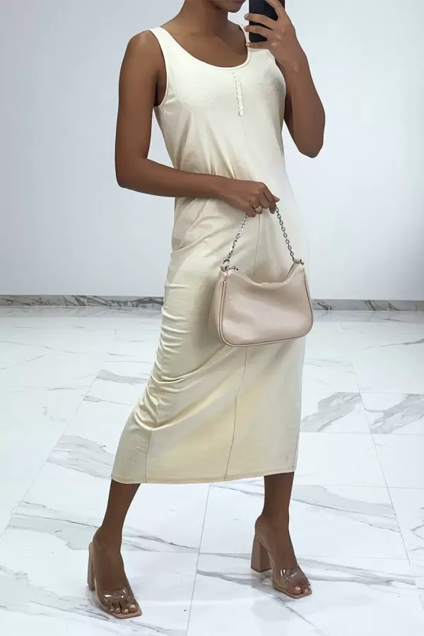 Longue robe beige fluide avec bouton sur lavant et fente à larrière