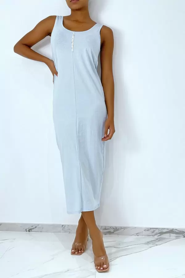 Vestido largo turquesa con botones delante y abertura atrás.