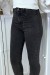 Schwarze Slim-Fit-Jeans mit verwaschenem Look und hinteren Taschen. | 7,35 € | OKKO MODE