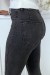 Schwarze Slim-Fit-Jeans mit verwaschenem Look und hinteren Taschen. | 7,35 € | OKKO MODE