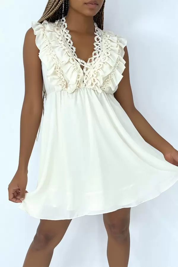 Vestido corto blanco con detalles de volantes y bordado en la parte superior
