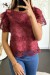 Top bordeaux doublé en dentelle et crochet avec manches bouffantes. | 4,55 $ | OKKO MODE