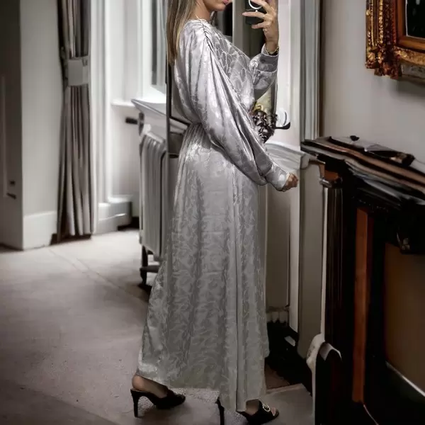 Longue robe cache coeur grise matière brillante à motif