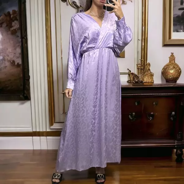 Longue robe cache coeur lilas matière brillante à motif