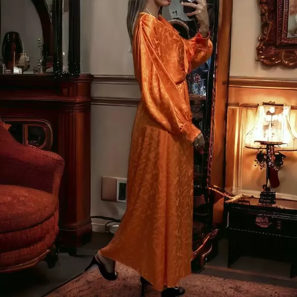 Longue robe cache coeur orange matière brillante à motif