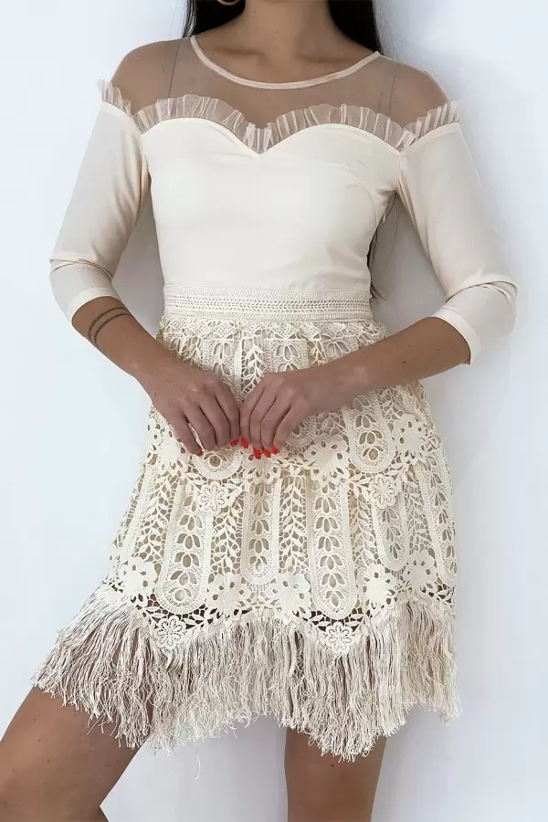 Vestido elegante rosa pálido con mangas 3/4 y forro calado con flecos.