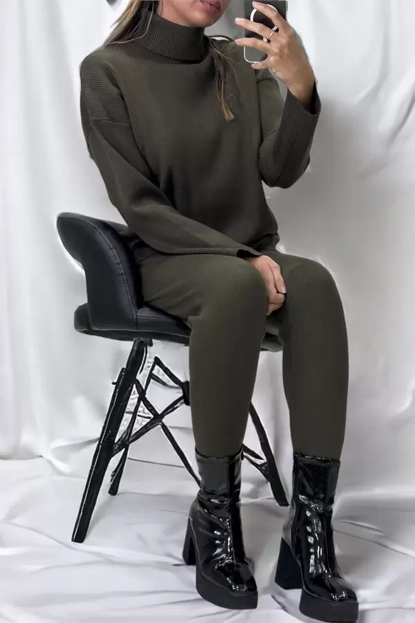 Conjunto de suéter cuello alto y jegging en tejido elástico kaki