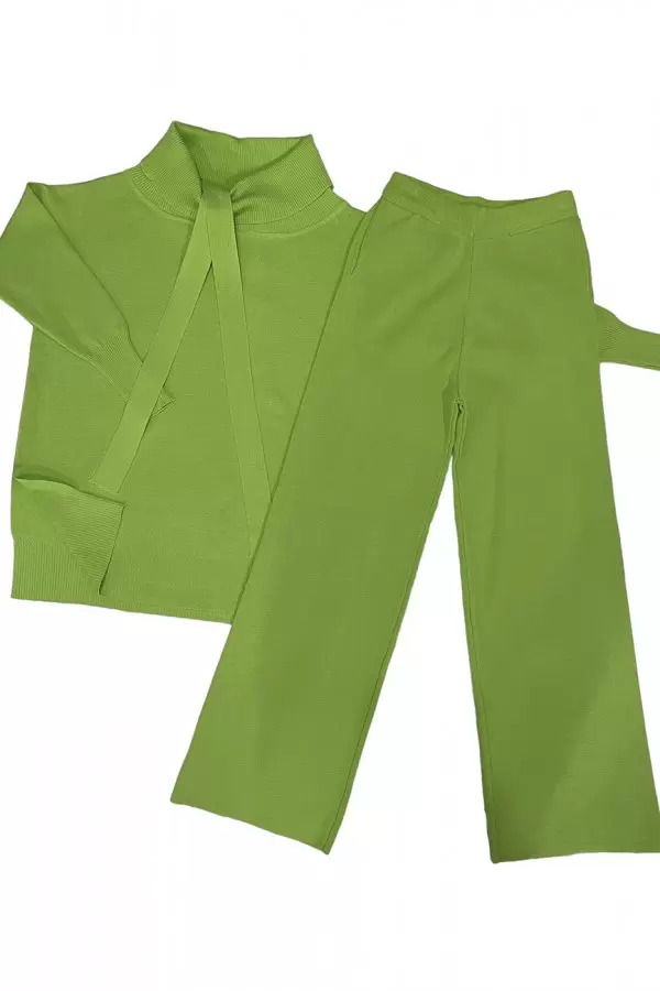 Conjunto de tricô gola alta oversized e calça palazzo verde limão