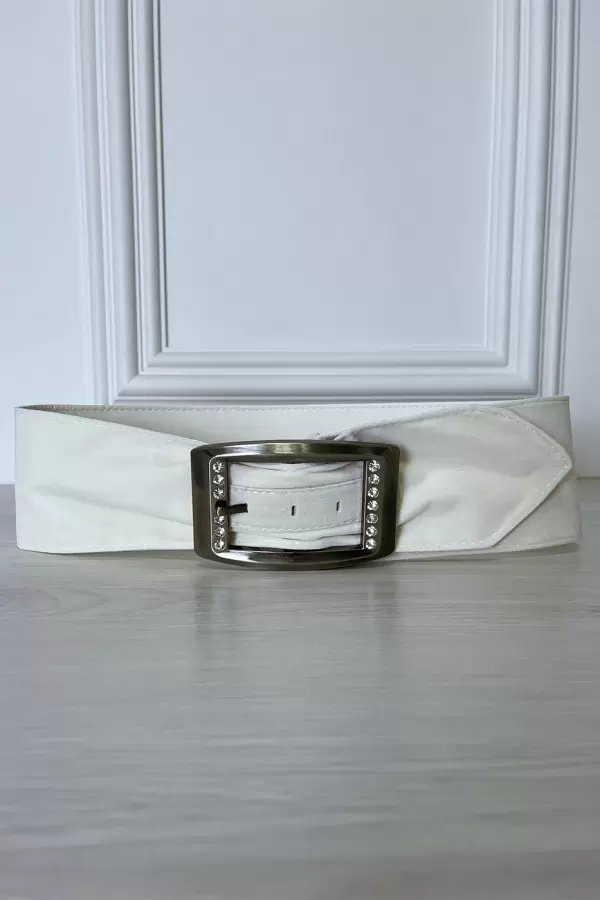 Ceinture blanche en suédine ornée de strass brillants sur la boucle