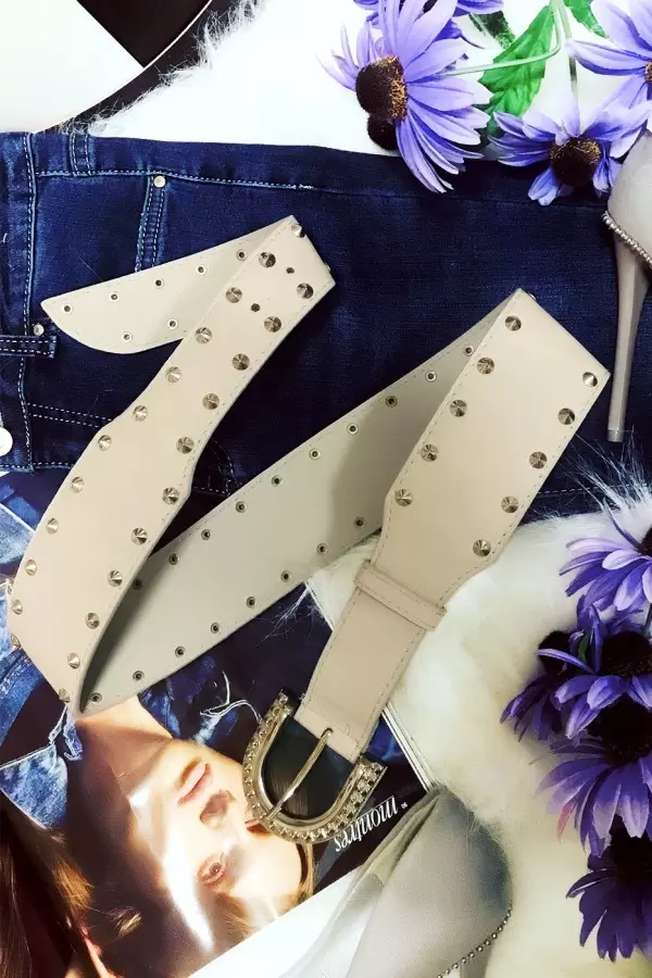 Ceinture grise cloutée à la taille avec boucle décorative