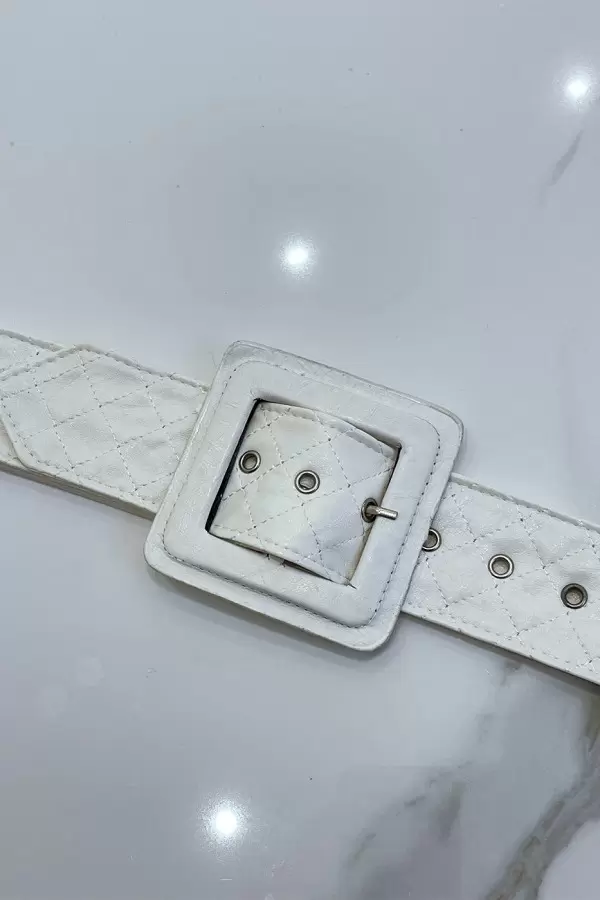 Ceinture blanche matelassée avec boucle carrée