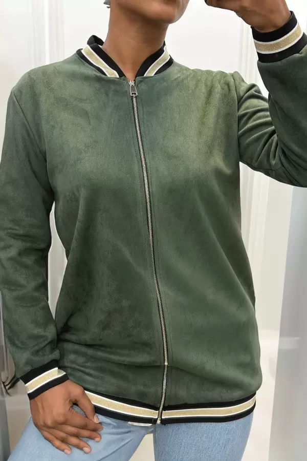 Chaqueta de ante verde con detalles en cuello, mangas y bajo